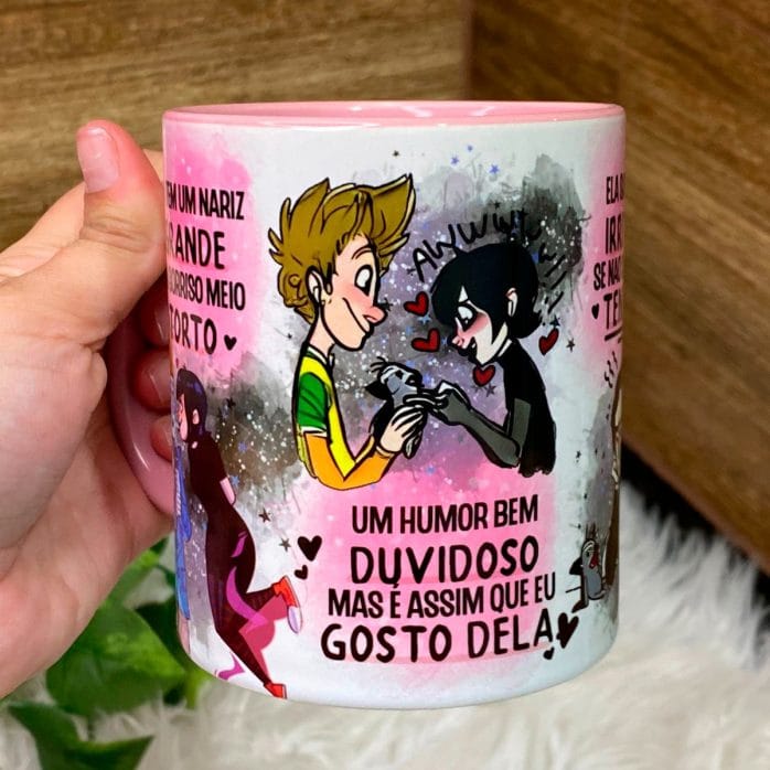 2 Estampas Caneca Sorriso Torto Música Namorados Ele E Ela