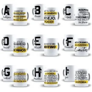 Conjunto de canecas brancas com letras, nomes e frases motivacionais impressas em preto.