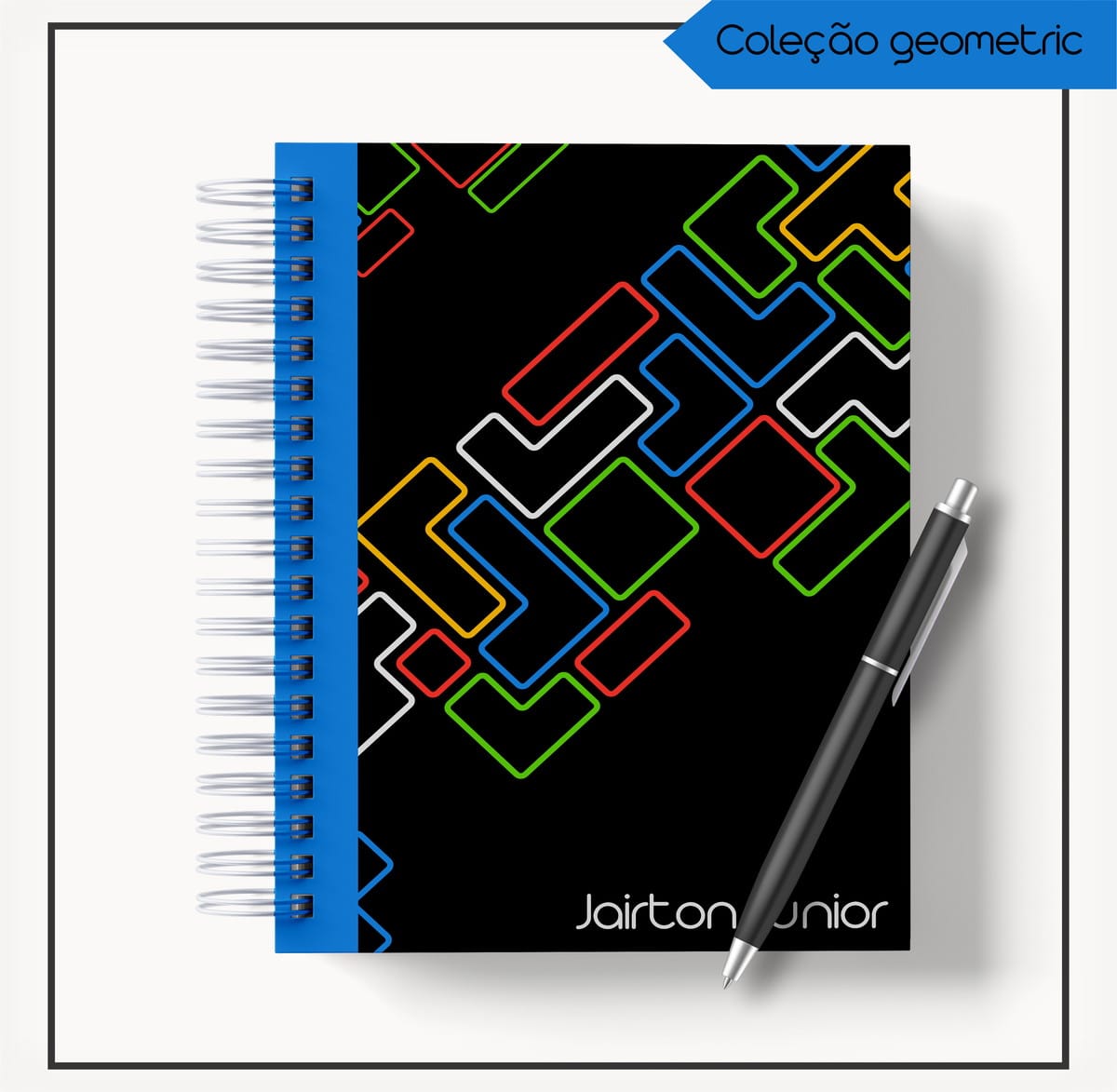 Agenda Masculina 2023 Azul Geométrico para Personalizar 2 Arte digital de caderno espiral com capa preta e padrões geométricos coloridos e caneta.