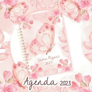 Capa de agenda rosa com estampa de borboletas e flores em tons pastéis.