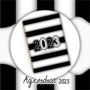 Agenda listrada em preto e branco com espiral dourada e número 2023.