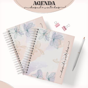 Duas agendas espiraladas com estampa floral em tons pastéis e uma caneta.