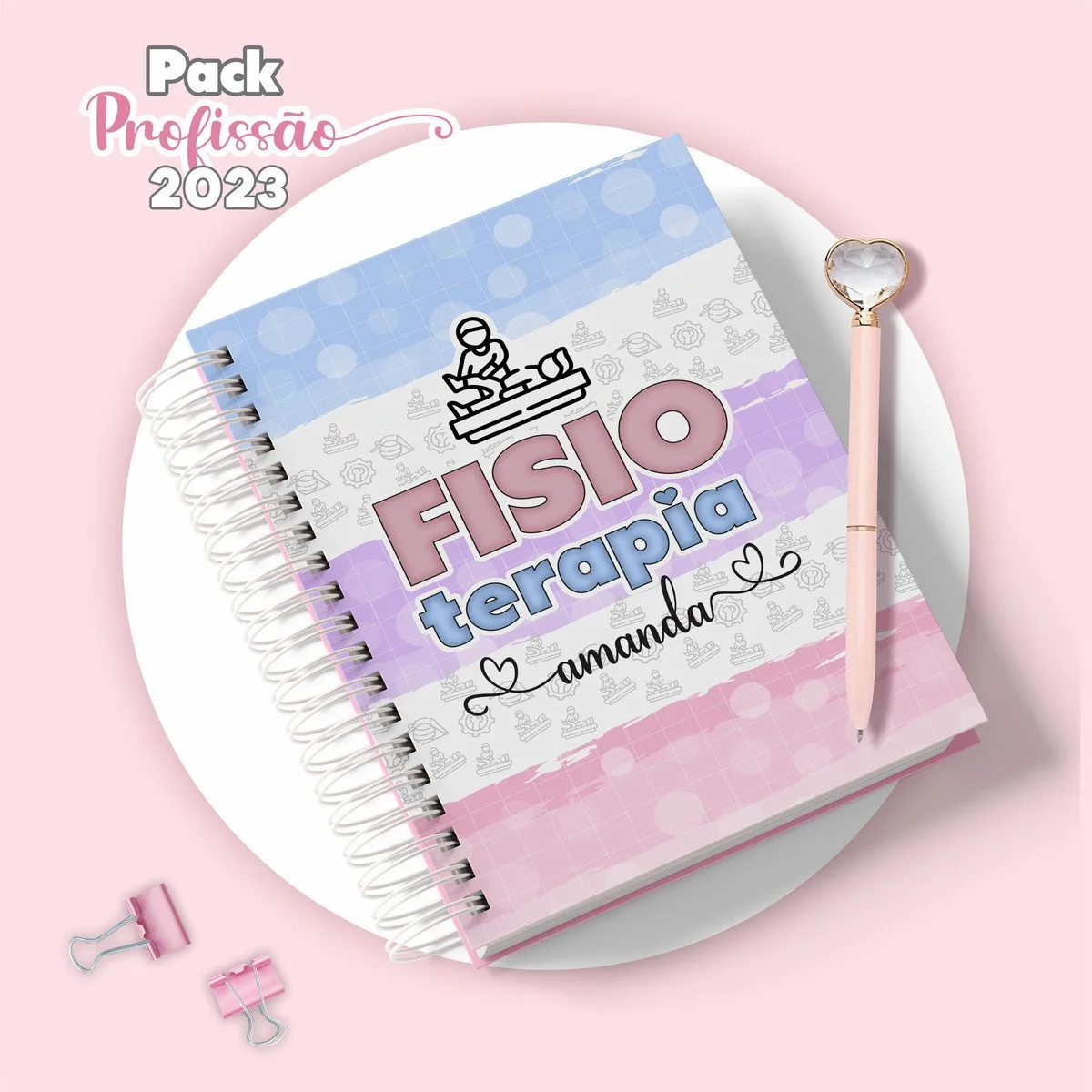 Caderno espiralado com capa estampada sobre fisioterapia e uma caneta rosa.