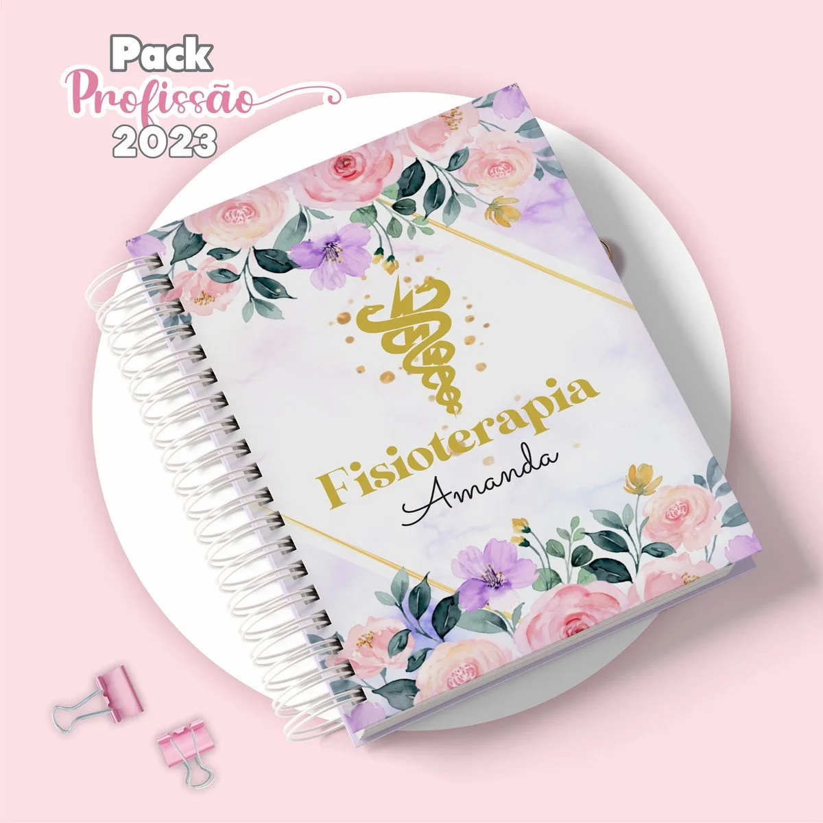 Caderno espiral com estampa floral e o texto Fisioterapia sobre fundo rosa