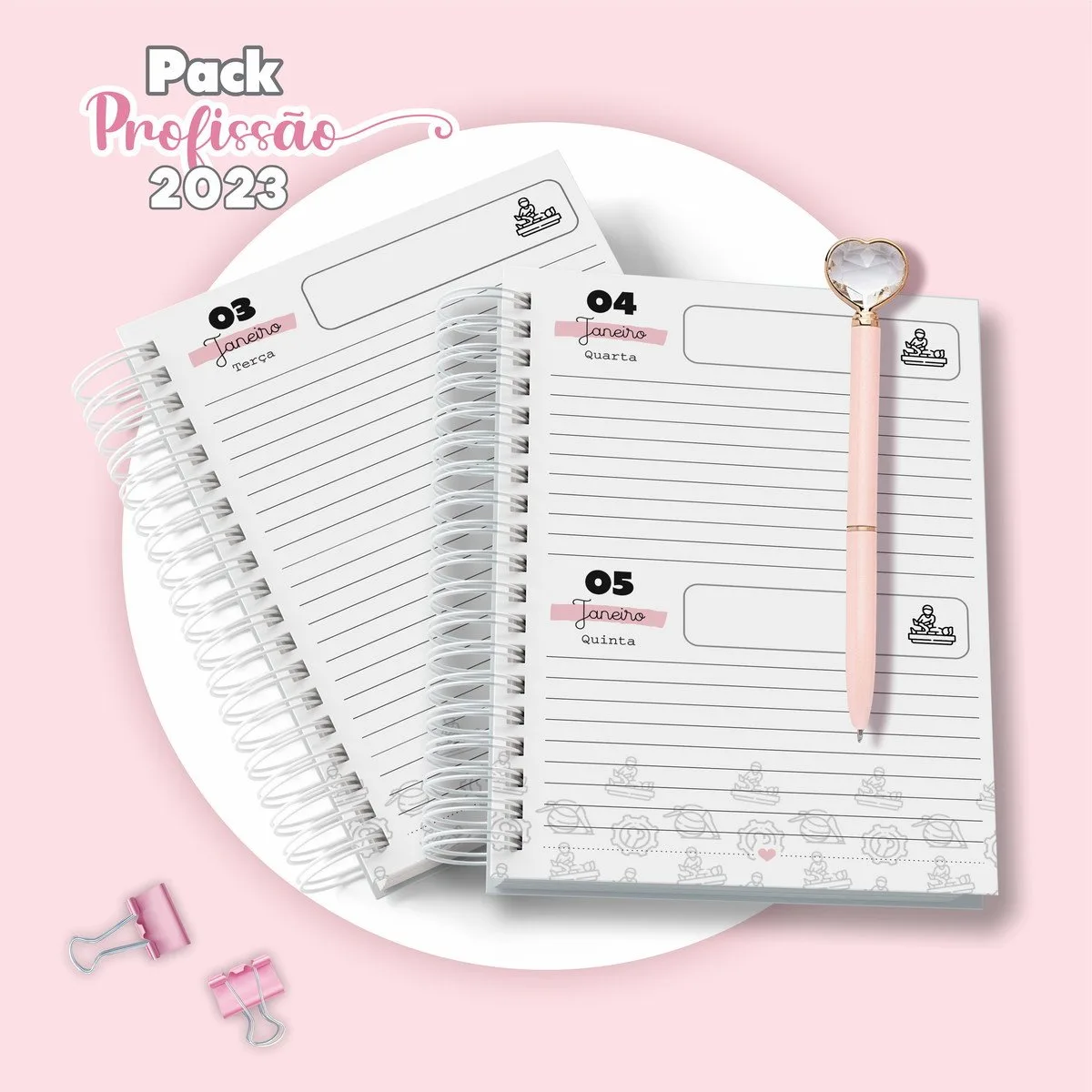 Duas agendas espirais abertas com páginas pautadas e caneta rosa com topo brilhante.
