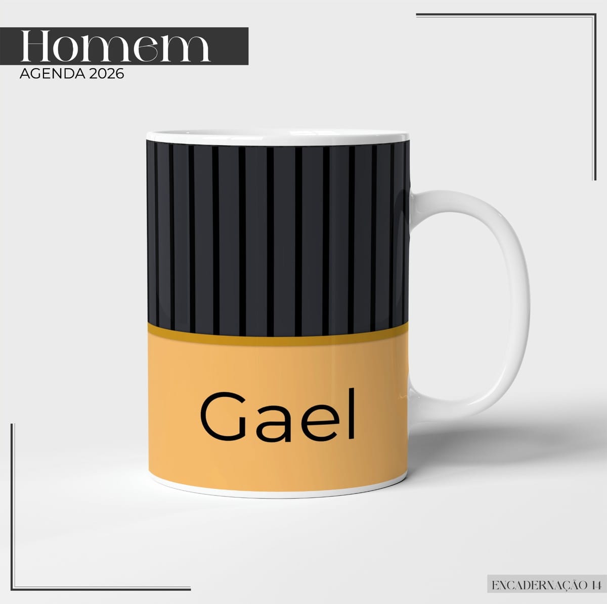 Agenda Masculina 2026 Preto e Amarelo Arquivo Digital 3 Caneca branca estampada com listras pretas e fundo bege em arte digital.