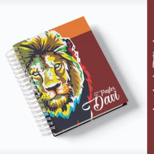 Agenda Pastor Digital A5 com Arte de Leão 6 Arte digital de agenda com capa de leão colorido, espiral e texto.