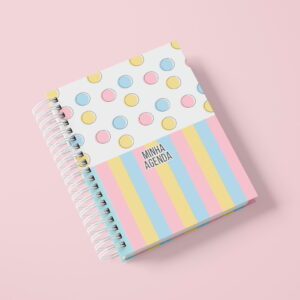 Agenda Permanente Digital 1 Dia por Página para Imprimir 11 Agenda espiral com capa de bolinhas e listras coloridas, sobre fundo rosa claro. Arte digital.