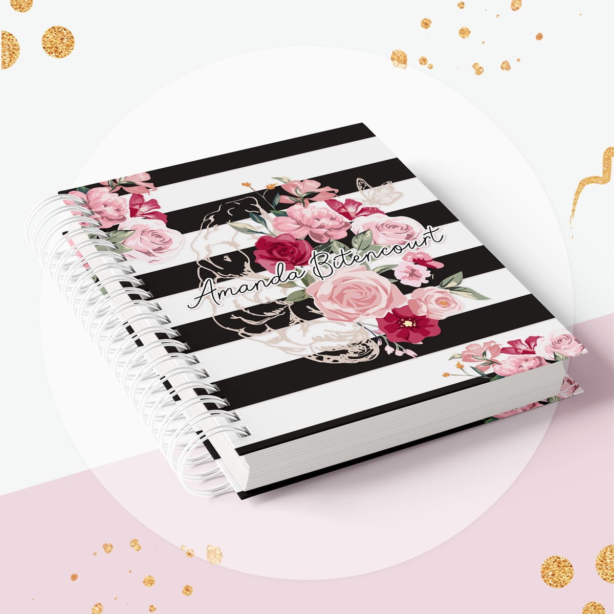 Agenda Psicóloga Digital Datada Floral Romântico 2 Caderno espiral com estampa de listras pretas e brancas e arranjo de rosas coloridas.