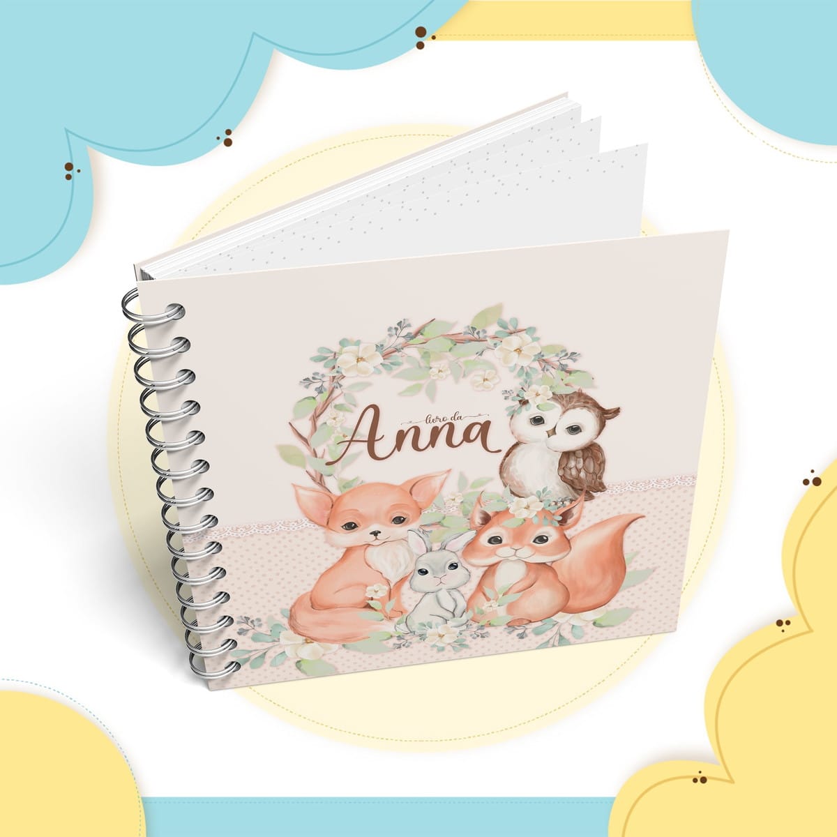 Álbum da Gestação Menina Tema Animais da Floresta 1 Caderno espiral aberto com capa ilustrada de animais silvestres e flores.