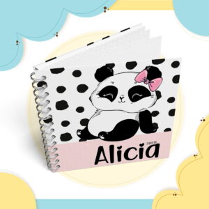 Caderno espiral com ilustração de panda fofo na capa sobre fundo de poás.