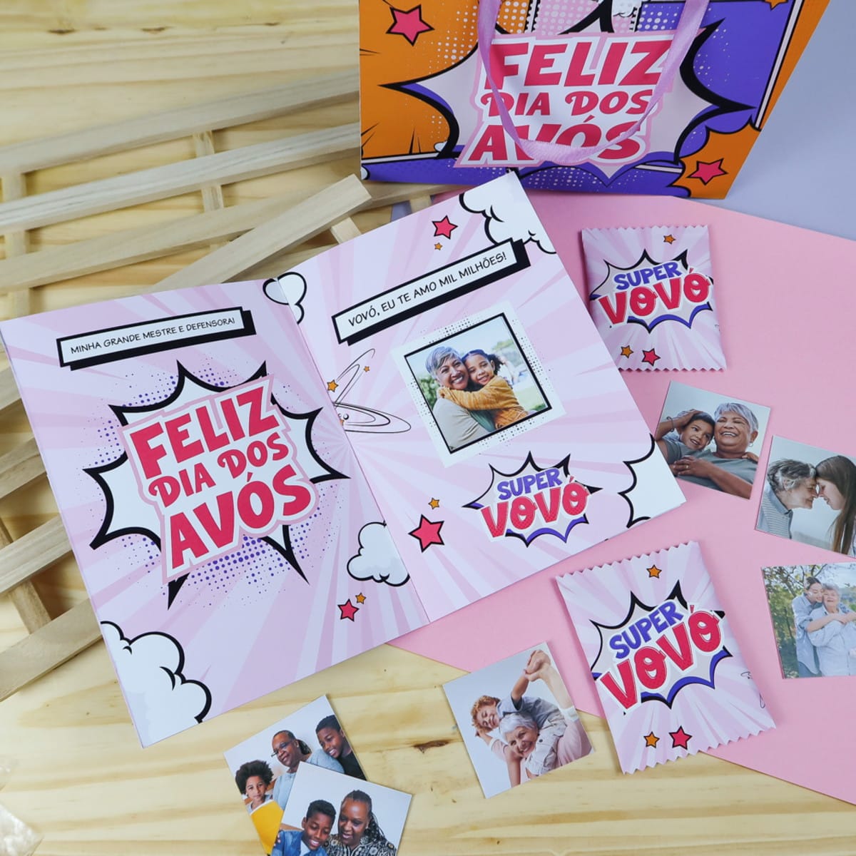 Álbum de Figurinhas Super Vovó Digital para o Dia dos Avós 4 Cartão aberto e sacola decorados com tema festivo e fotos de família