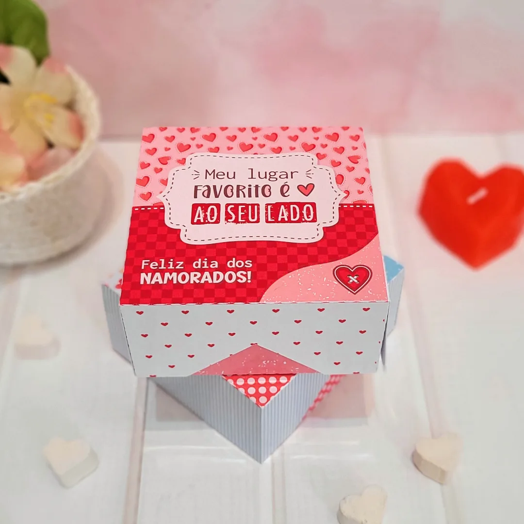 Caixa personalizada vermelha e rosa com corações e mensagem romântica sobre o amor
