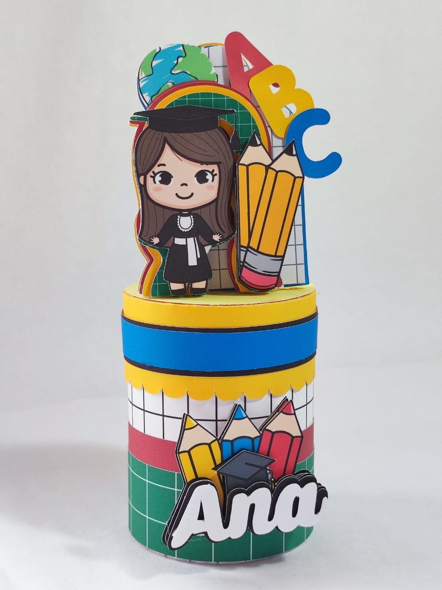 ABC Colorido em Arquivo de Corte Studio para Caixinhas 3 Item decorativo de formatura com menina, lápis, globo e letras ABC.