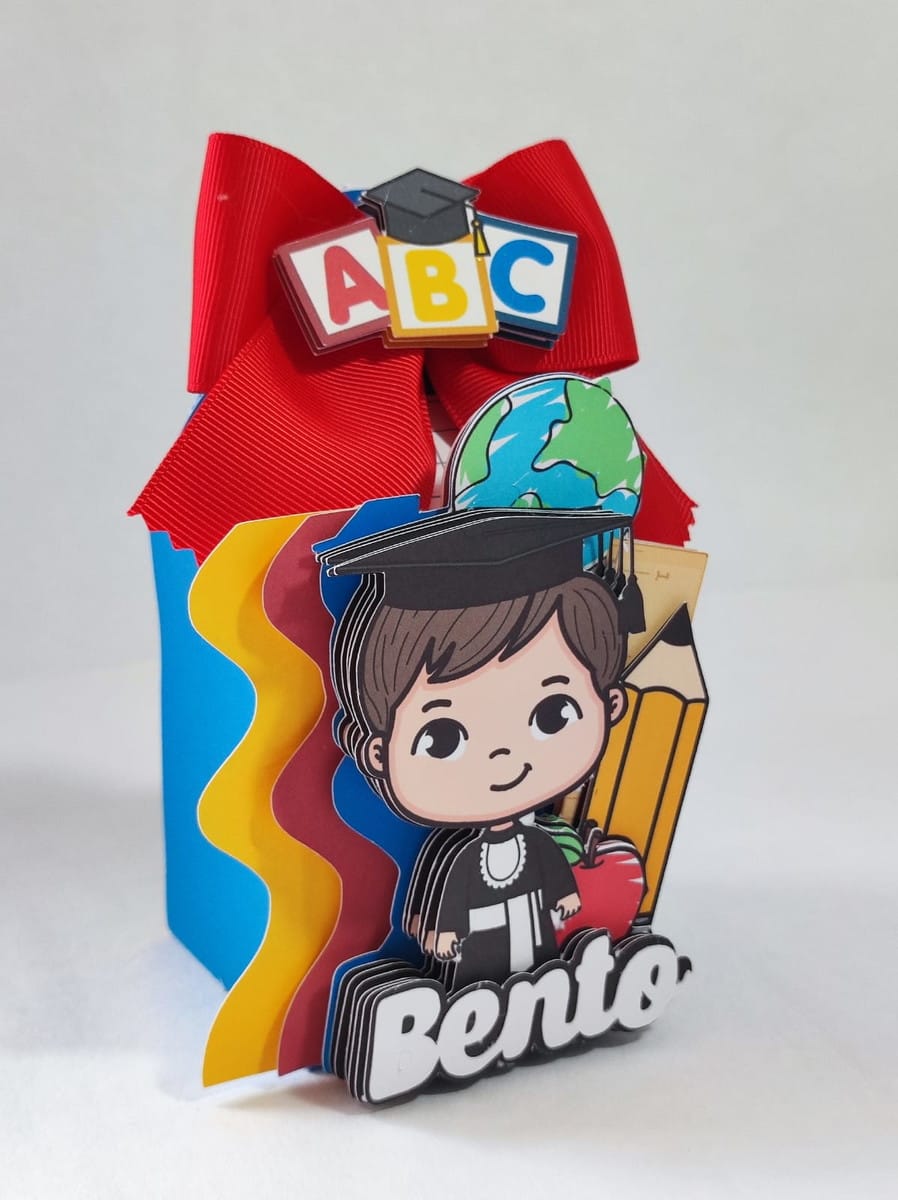 ABC Colorido em Arquivo de Corte Studio para Caixinhas 4 Arte digital para formatura infantil com personagem, laço, ABC e elementos escolares.