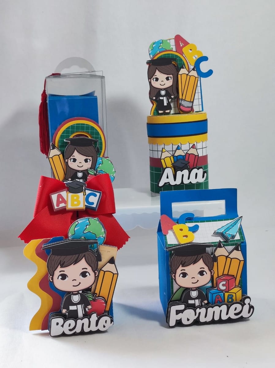 ABC Colorido em Arquivo de Corte Studio para Caixinhas 5 Designs de formatura com personagens, lápis, globos e blocos ABC coloridos.