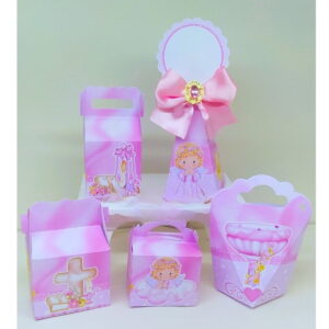 Conjunto de caixas de papel rosa decoradas com ilustrações de anjos e símbolos religiosos.