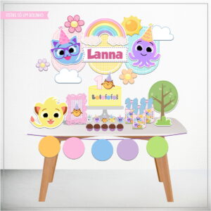 Decoração de mesa de festa infantil com bolo, doces e personagens animados coloridos.