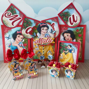 Decoração de festa temática com imagens de princesa e motivos de maçãs vermelhas.