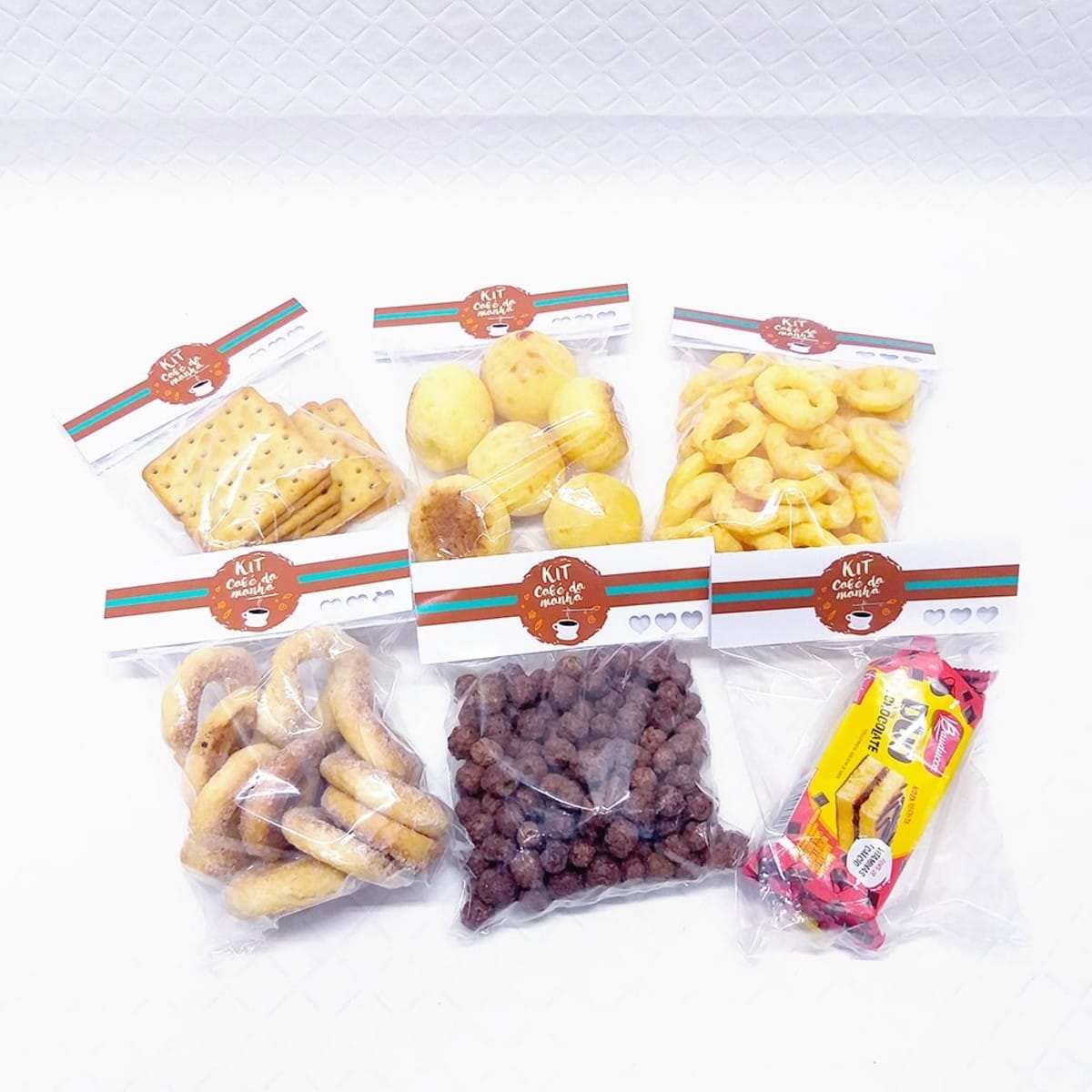 Arquivo de Corte Café da Manhã Digital para Lembrancinhas 4 Seis saquinhos plásticos transparentes contendo diferentes tipos de biscoitos e lanches variados.