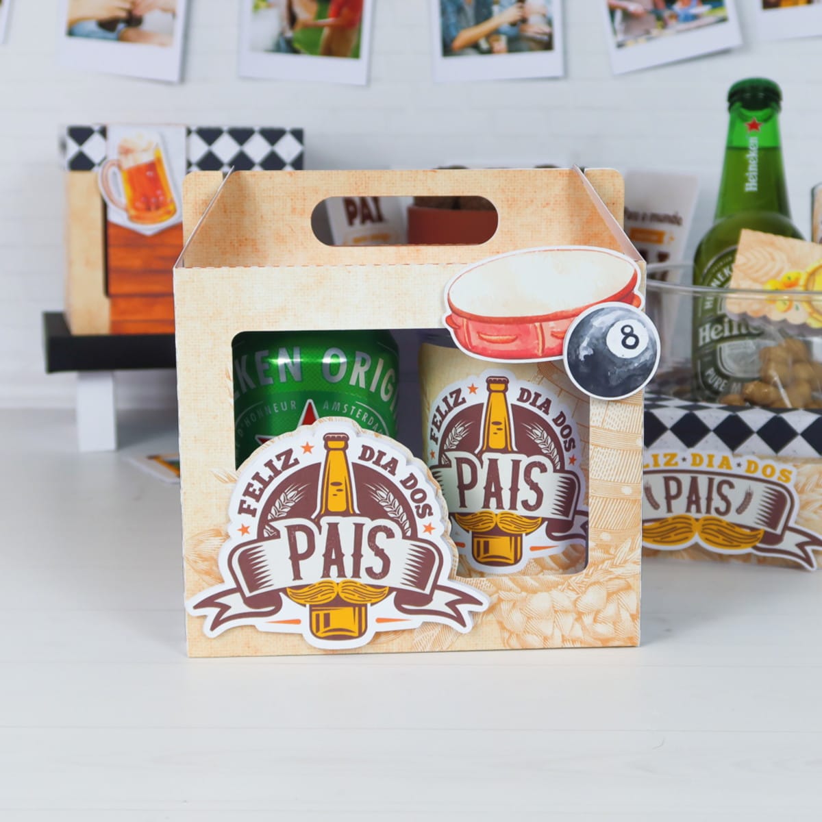 Arquivo de Corte Dia dos Pais Boteco para Lembrancinhas 2 Caixa de presente com tema Dia dos Pais, exibindo designs de garrafas, bigodes e elementos festivos.