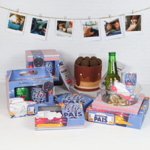 Arquivo de Corte Dia dos Pais Carros Digital 19 Kit de presentes decorados com tema comemorativo, bolo de chocolate e fotos penduradas.