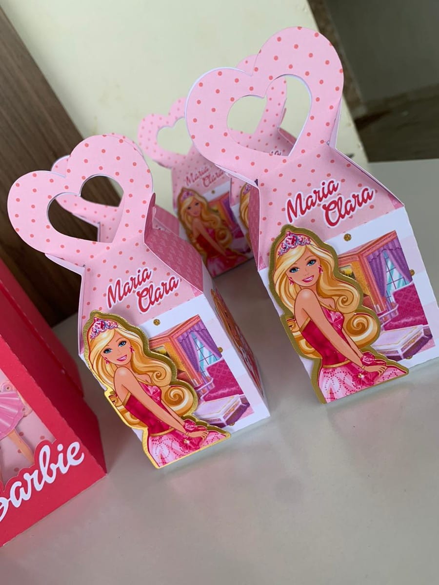 Arquivo de Corte Festa Barbie Luxo Digital 2 Caixinhas de papel rosa com alça em formato de coração e ilustração temática.