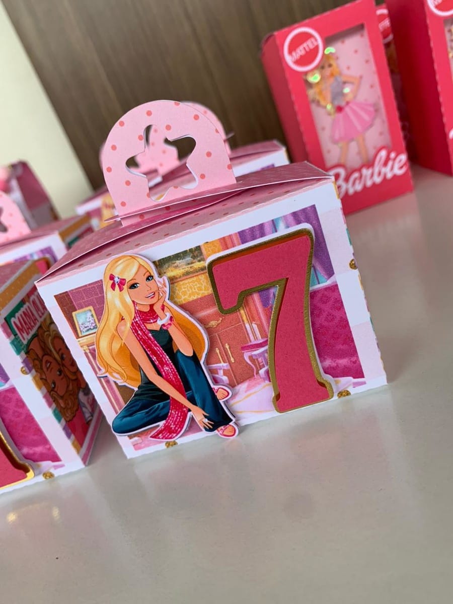 Arquivo de Corte Festa Barbie Luxo Digital 4 Caixa rosa decorada com ilustração de boneca loira e número sete.