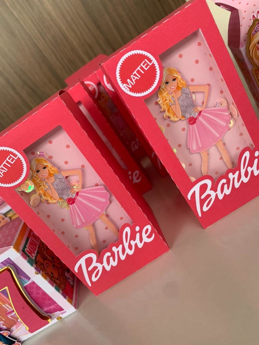Arquivo de Corte Festa Barbie Luxo Digital 1 Caixinhas rosa decoradas com boneca loira e fundo estampado em tons rosados.