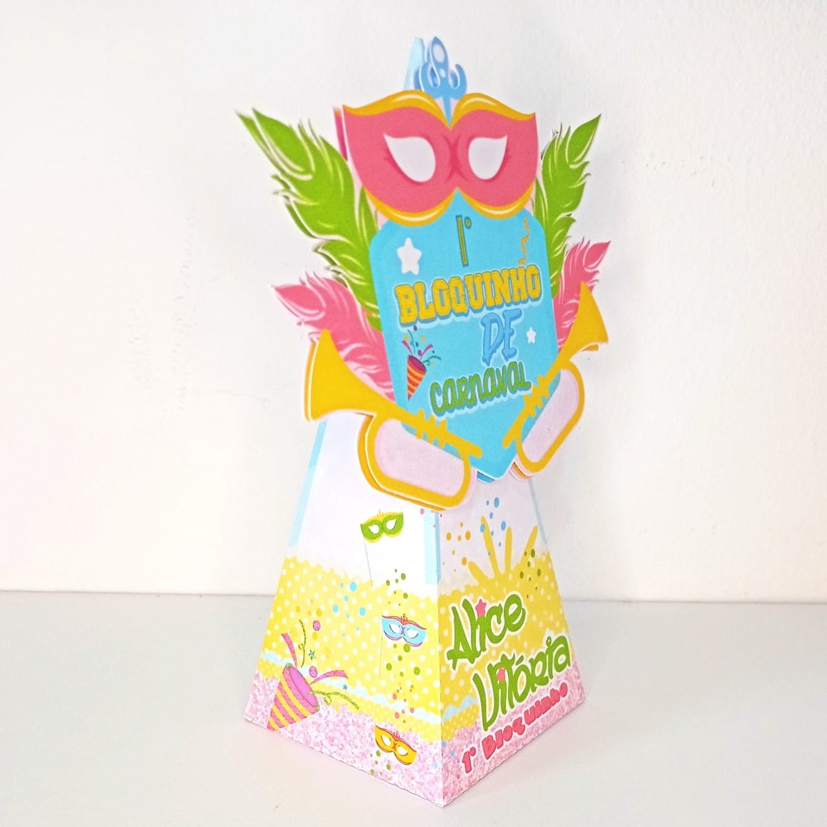 Arquivo de Corte Festa Carnaval Rosa para Máquina de Corte 3 Topo de bolo pirâmide decorado com temática colorida de carnaval.