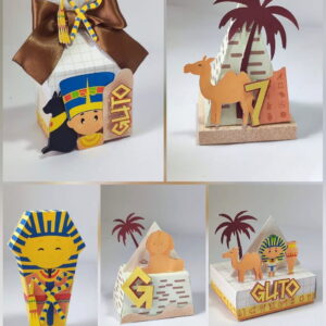 Coleção de itens decorativos de papel em miniatura com temática egípcia antiga.