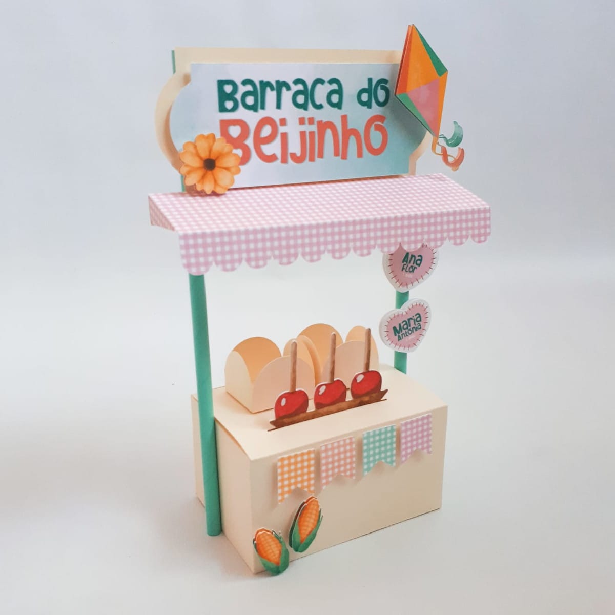 Arquivo de Corte Festa Junina Arraial para Studio 3 Miniatura de papel decorativa representando uma pequena barraca de festa temática colorida