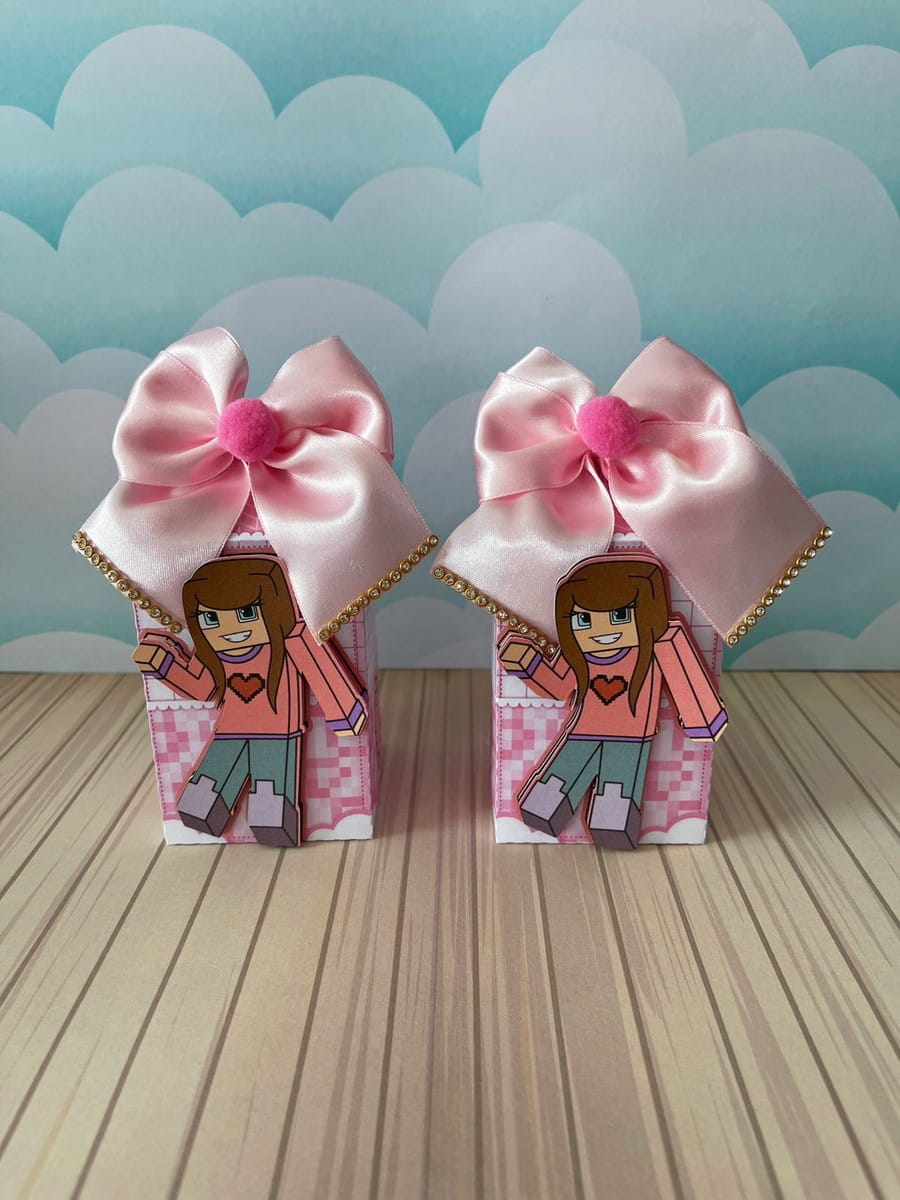 Arquivo de Corte Festa Minecraft Menina em PDF e Studio 2 Duas caixas cor-de-rosa decoradas com laços de cetim e personagens pixelados sobre fundo azul.