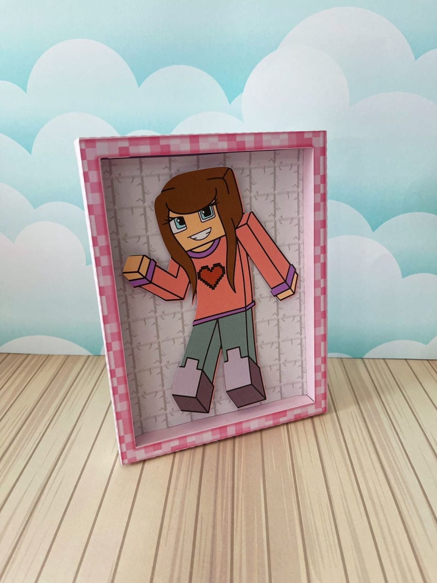 Arquivo de Corte Festa Minecraft Menina em PDF e Studio 3 Quadro com personagem estilo pixelado e tridimensional sobre fundo de nuvens.