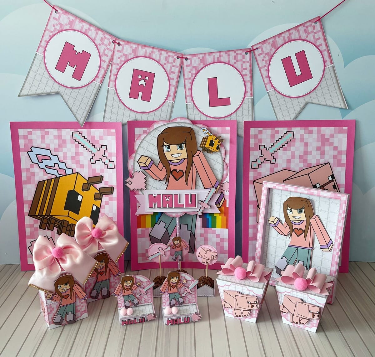 Arquivo de Corte Festa Minecraft Menina em PDF e Studio 1 Kit de festa em tons de rosa com personagens pixelizados e laços.