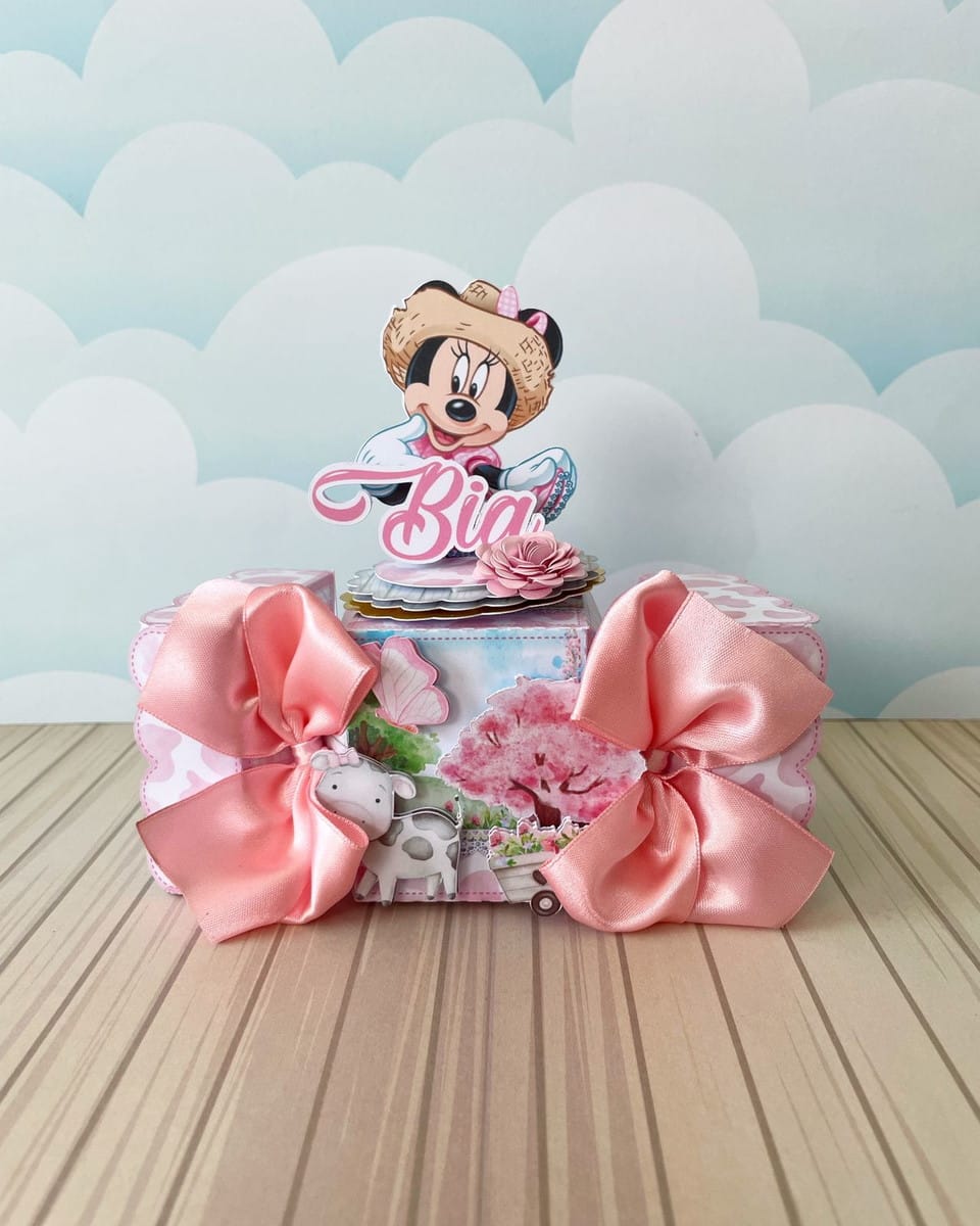 Arquivo de Corte Festa Minnie Fazendeira Completo 3 Caixa personalizada decorada com laços de fita rosa e personagens infantis.