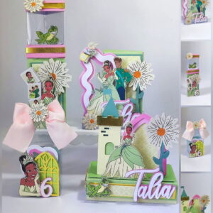 Conjunto de lembrancinhas personalizadas com tema de princesa, sapo, castelo e margaridas coloridas.