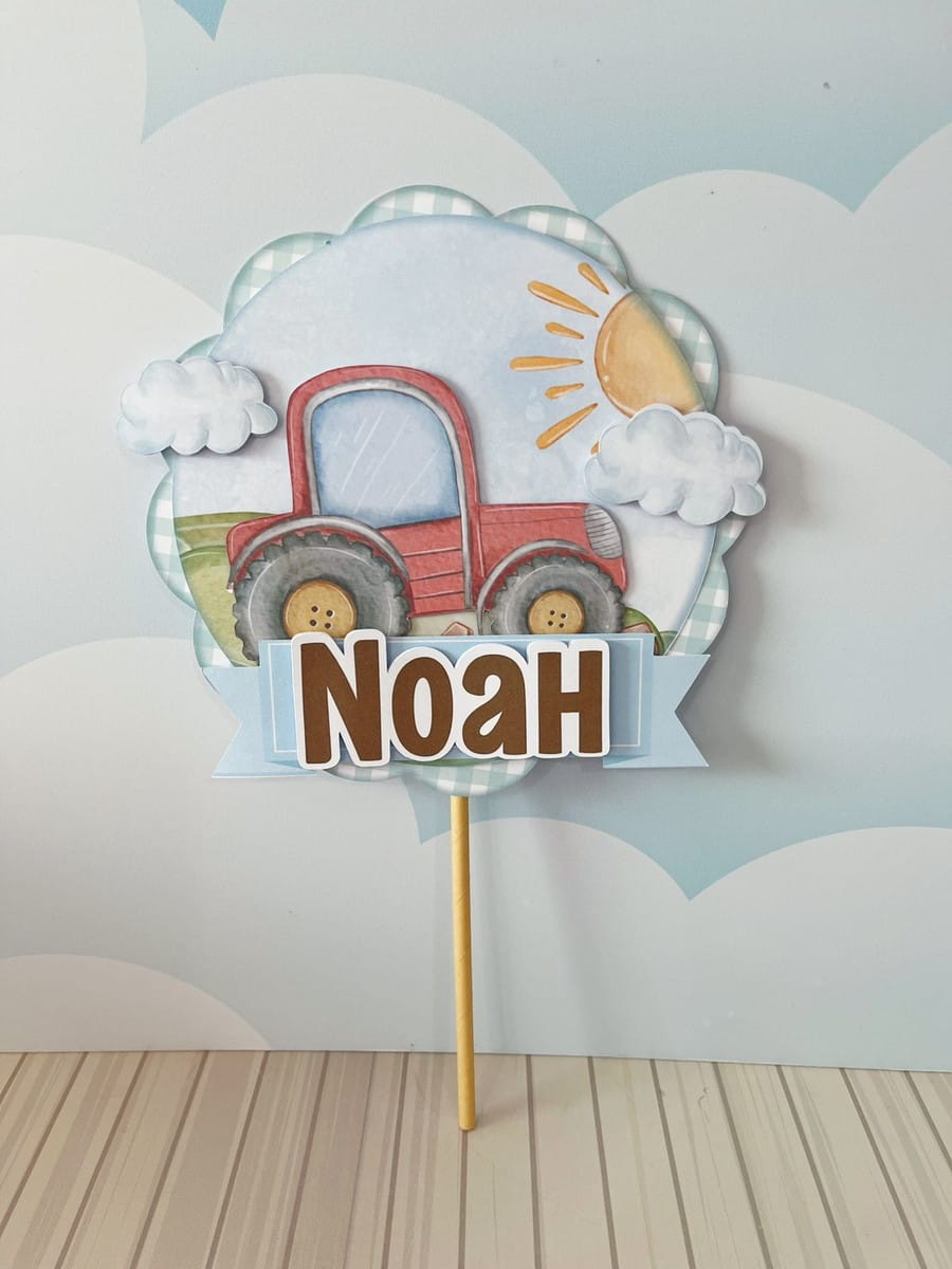 Arquivo de Corte Festa Trator Digital para Decoração 3 Topo de bolo circular com trator vermelho, sol, nuvens e um nome personalizado.