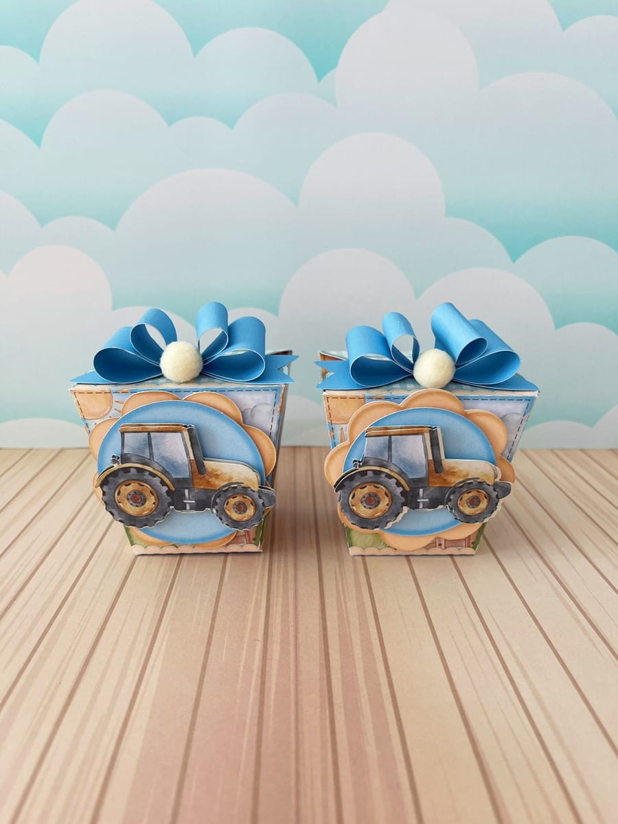 Arquivo de Corte Festa Trator Digital para Decoração 4 Duas caixinhas decorativas com ilustração de trator e laço azul no topo.