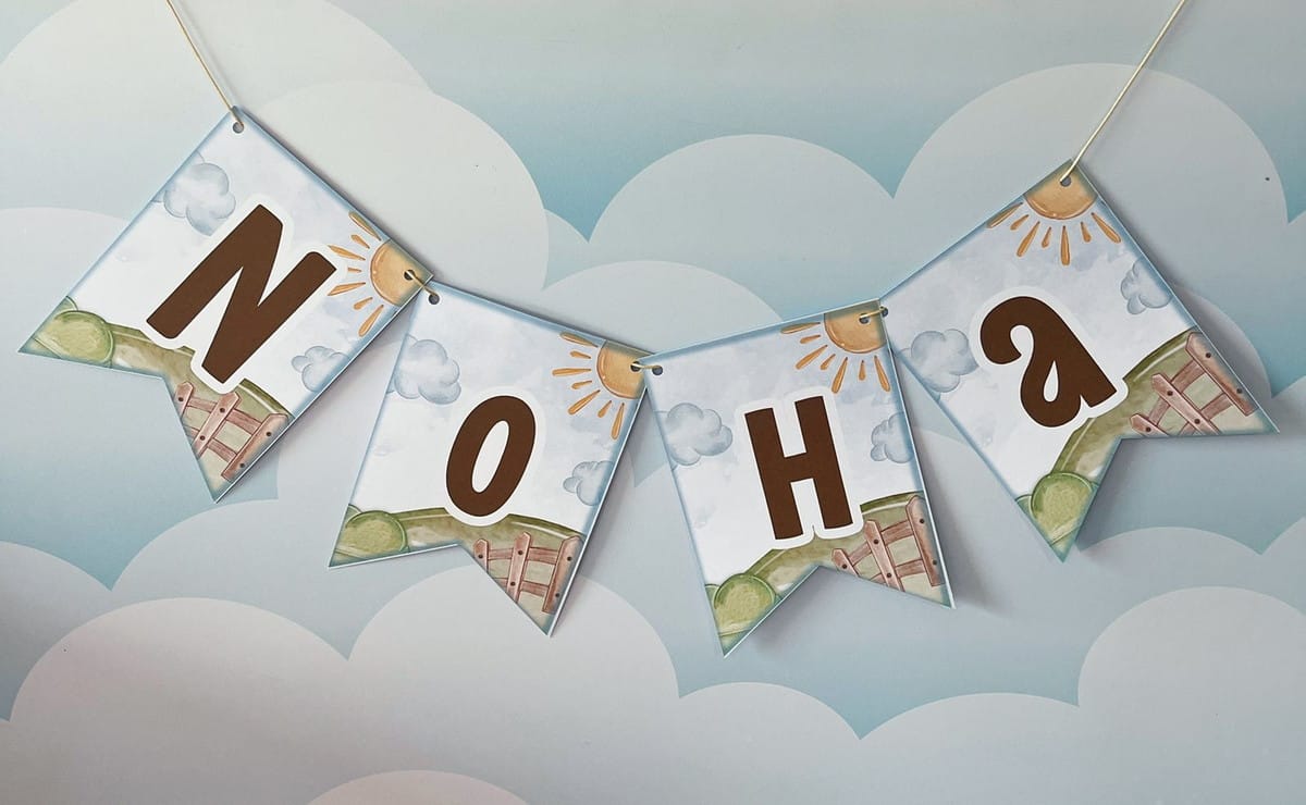 Arquivo de Corte Festa Trator Digital para Decoração 5 Varal decorativo com letras formando uma palavra pendurado em fundo com nuvens.