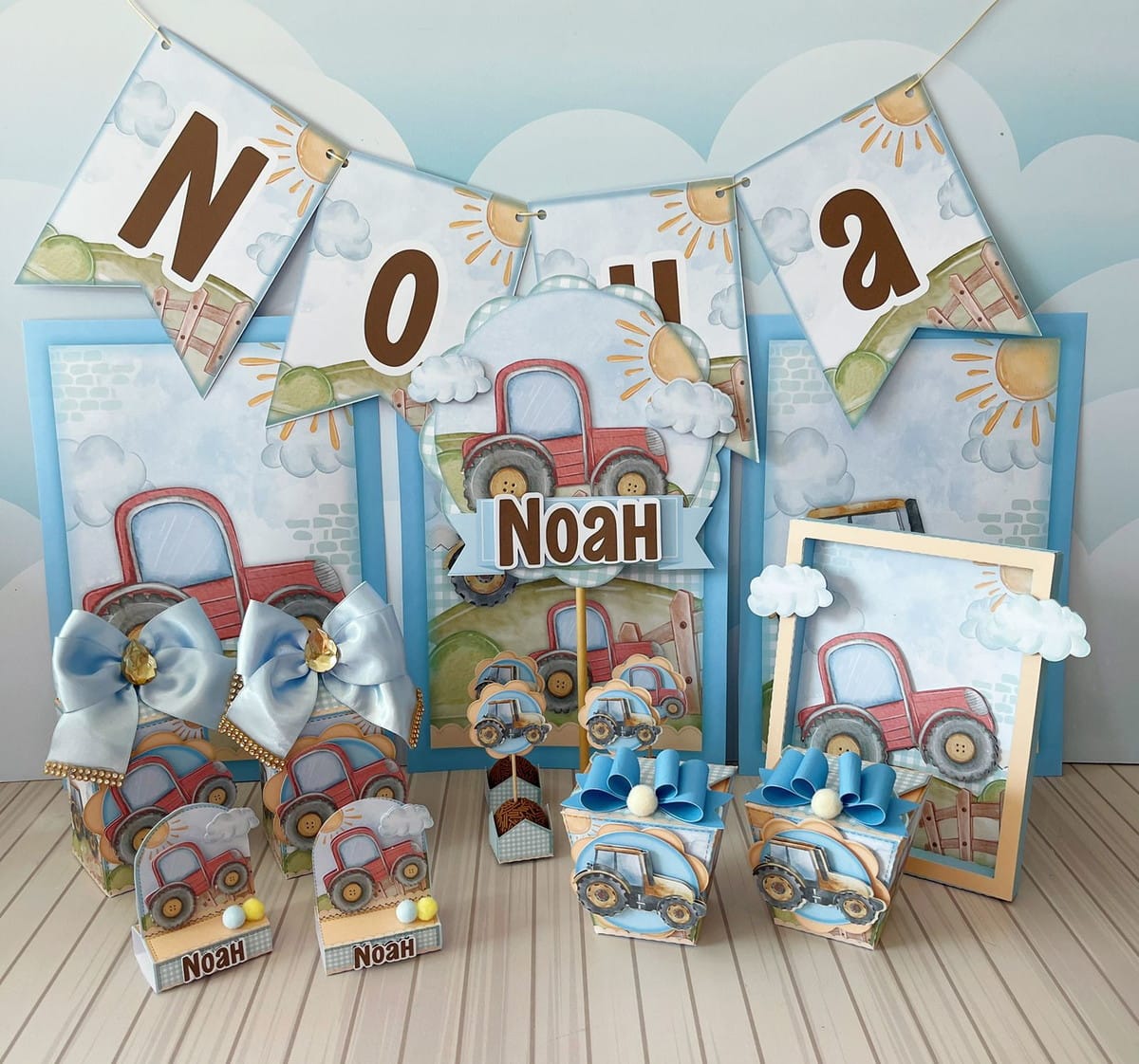 Arquivo de Corte Festa Trator Digital para Decoração 1 Kit de papelaria personalizada com tema de trator vermelho e nuvens azuis.