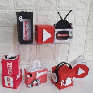 Caixas personalizadas em papelaria com temática de redes sociais em tons vermelho e preto.