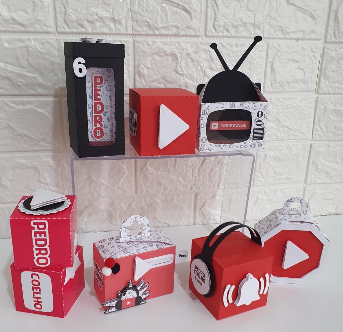 Arquivo de Corte Festa YouTube para Lembrancinhas 1 Caixas personalizadas em papelaria com temática de redes sociais em tons vermelho e preto.