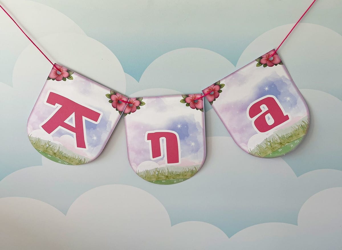 Arquivo de Corte Lilo e Stitch Rosa para Festa 2 Varal decorativo com letras rosas formando nome sobre fundo de nuvens e flores.