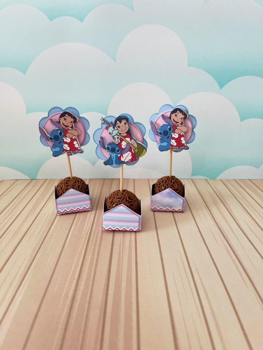 Arquivo de Corte Lilo e Stitch Rosa para Festa 3 Três doces de chocolate com palitos decorados com imagens de personagem e criatura azul.