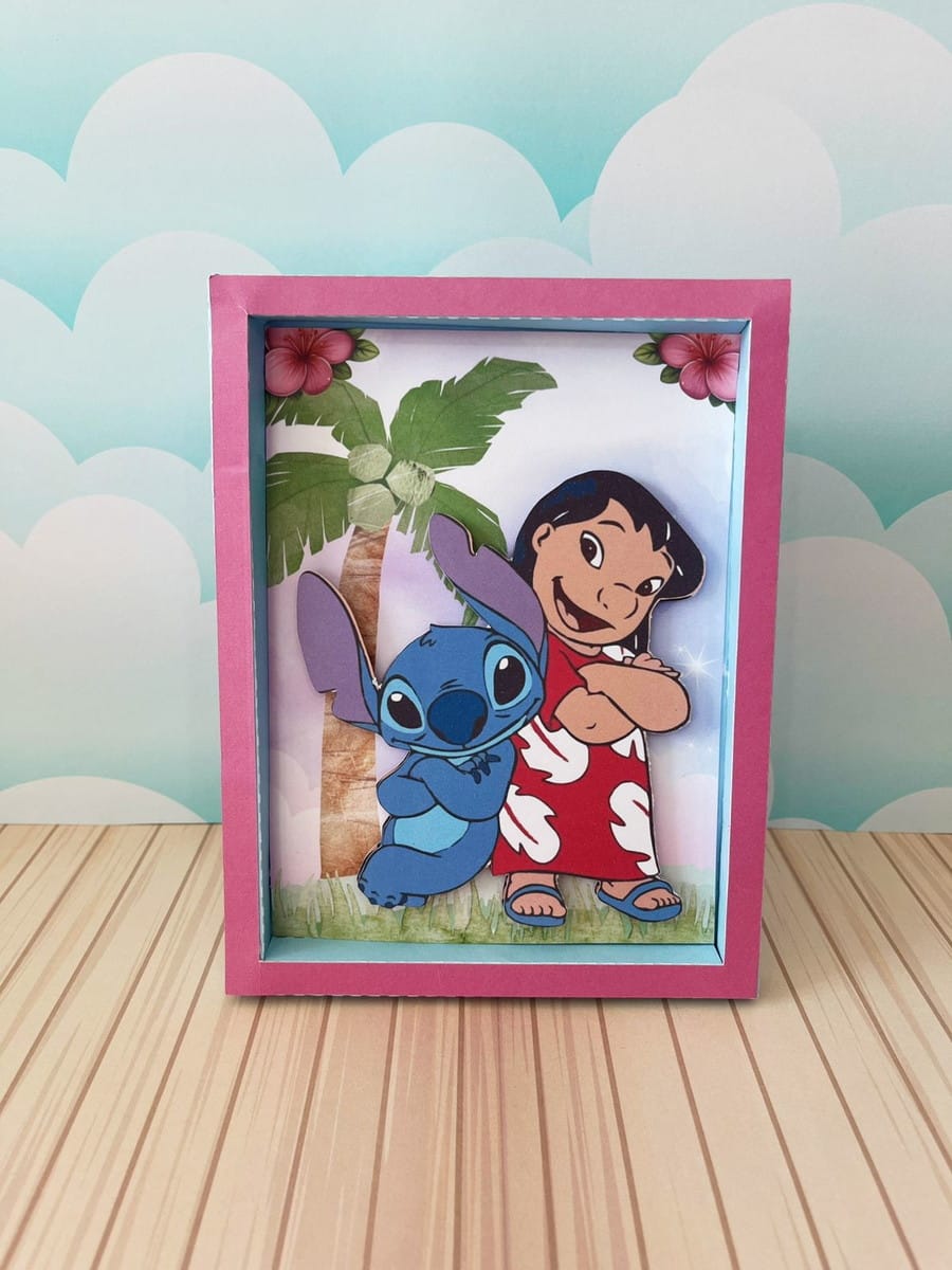 Arquivo de Corte Lilo e Stitch Rosa para Festa 4 Quadro decorativo com personagem azul e menina em fundo de praia tropical estilizado.