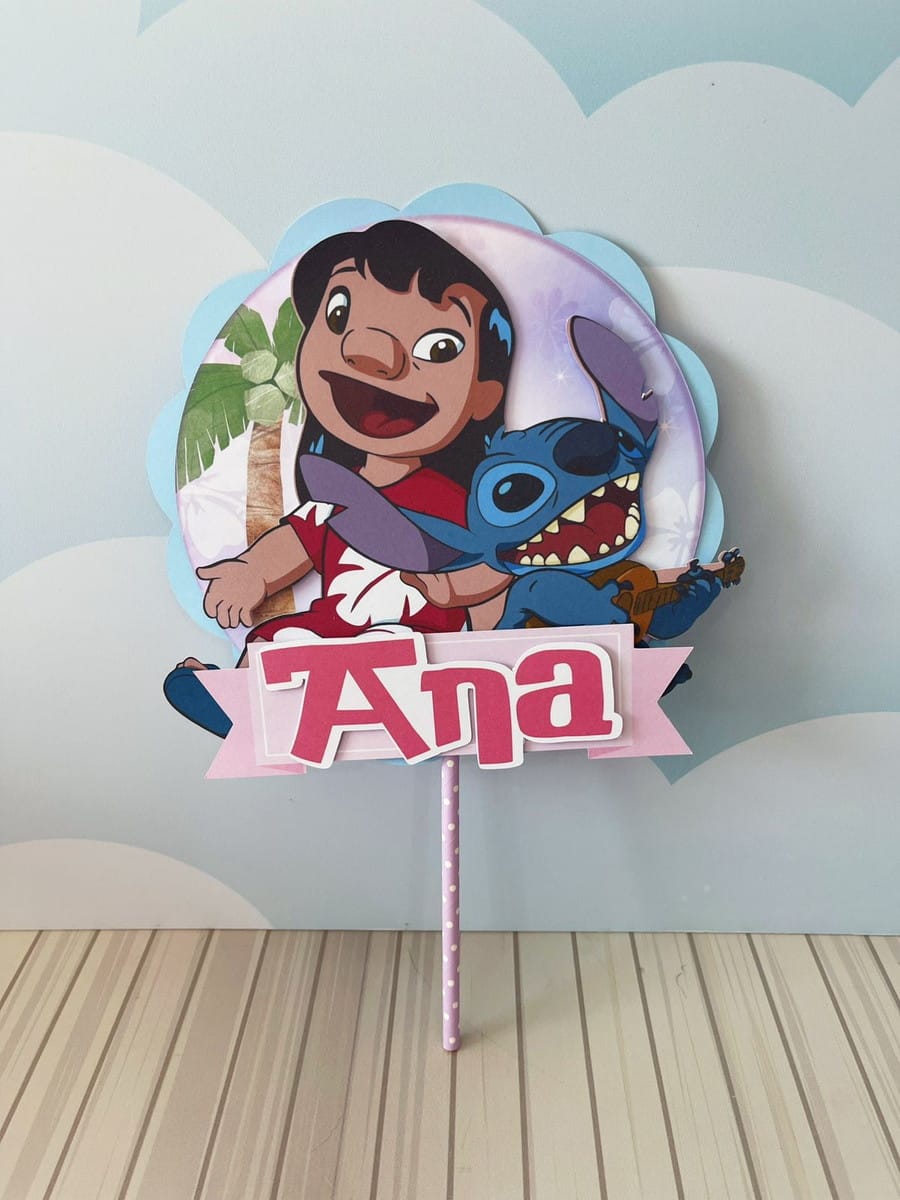 Arquivo de Corte Lilo e Stitch Rosa para Festa 5 Topo de bolo com personagem de desenho animado e criatura azul tocando violão