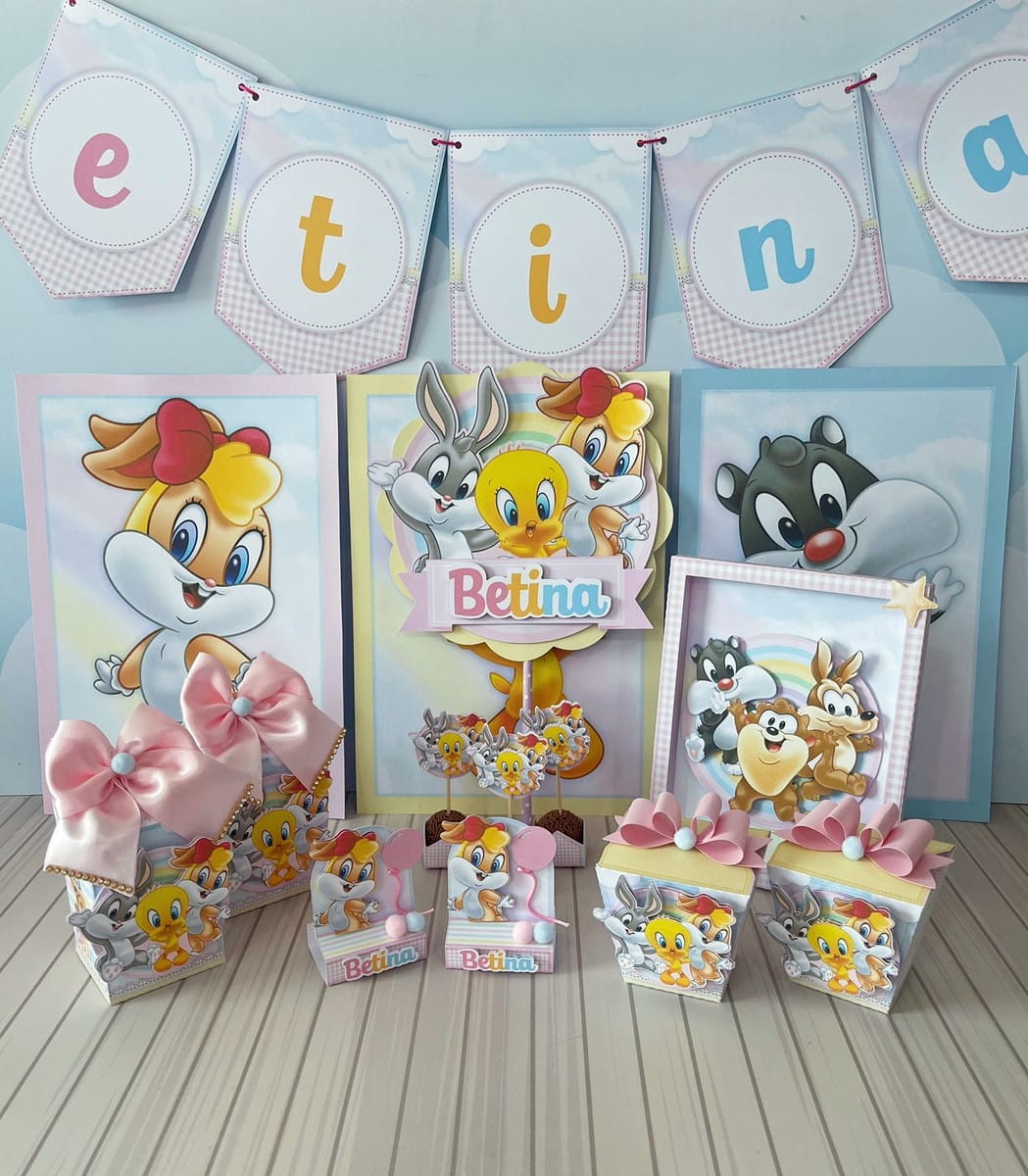 Arquivo de Corte Looney Tunes Rosa para Festa Studio e PDF 1 Kit de festa com personagens infantis, bandeirolas suspensas e caixas decoradas com laços cor-de-rosa.
