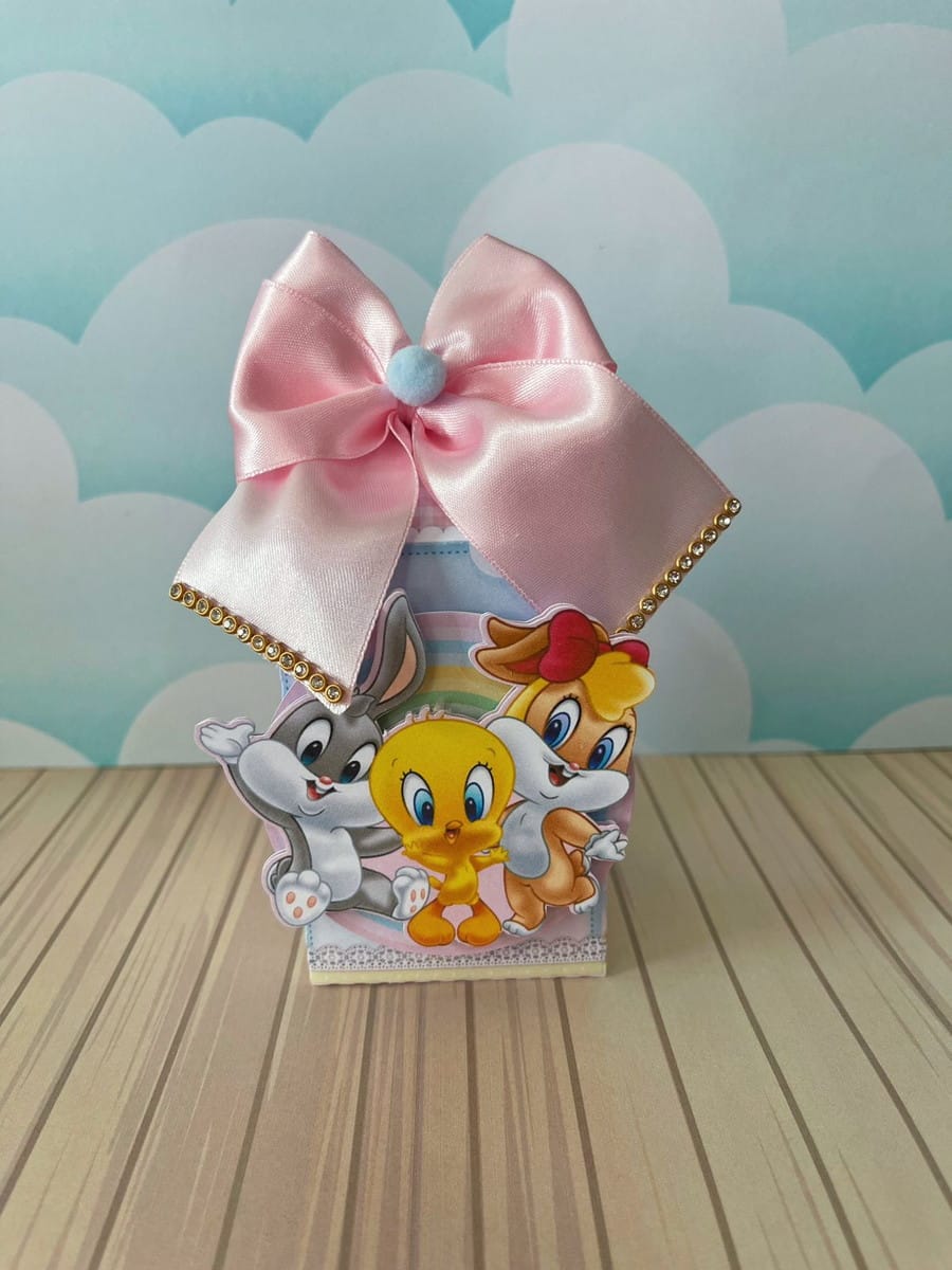 Arquivo de Corte Looney Tunes Rosa para Festa Studio e PDF 2 Caixa decorada de papel com laço de cetim rosa e personagens infantis impressos.