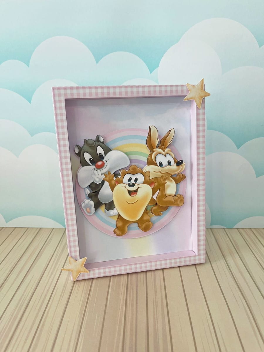 Arquivo de Corte Looney Tunes Rosa para Festa Studio e PDF 3 Quadro decorativo infantil com moldura rosa xadrez e três personagens animados.